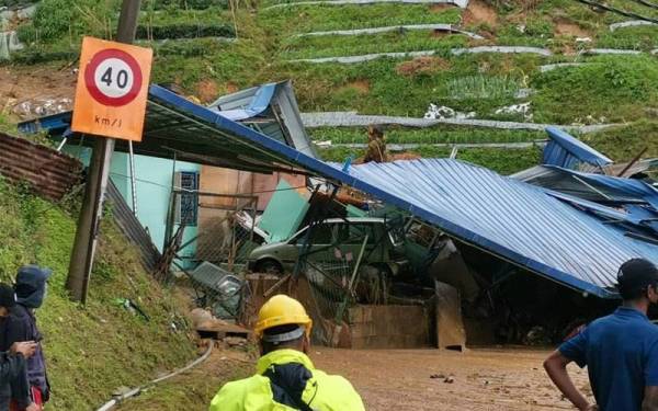 Keadaan sebuah rumah yang terlibat dalam kejadian tanah runtuh di Sungai Palas, di sini pada Khamis yang mengakibatkan seorang warga emas maut. - Foto JBPM Pahang