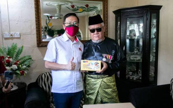 Pak Anjang (kanan) ketika menerima kunjungan Dominic sempena sambutan Hari Malaysia pada Khamis.