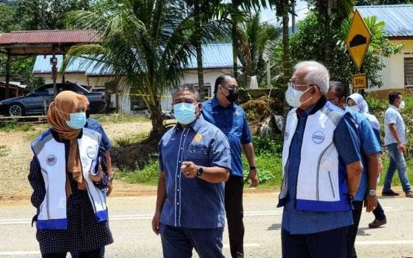 Mahdzir (kanan) bersama Ismail (tengah) dan Sapiah ketika meninjau ke PKRC di Kampung Penderas, Temerloh pada Khamis.