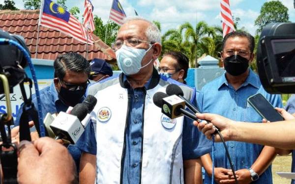 Mahdzir (tengah) ketika menjawab soalan pemberita dalam sidang akhbar di Kampung Penderas, Temerloh pada Khamis.