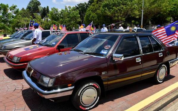 Sebanyak 45 buah kereta Proton Saga lama berkonvoi sejauh 100 km) dari Bukit Kapar Klang menuju ke Putrajaya. Foto Bernama