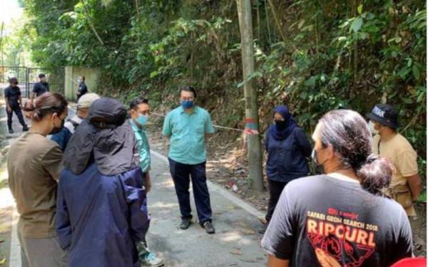 Pegawai Jabatan Perhutanan Negeri Selangor menasihati pengunjung di kawasan rekreasi Alang Sedayu pada Khamis. - Foto Astro Awani