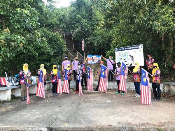 Peserta AMT bersedia untuk mendaki Bukit Mak Dayang sambil membawa Jalur Gemilang.