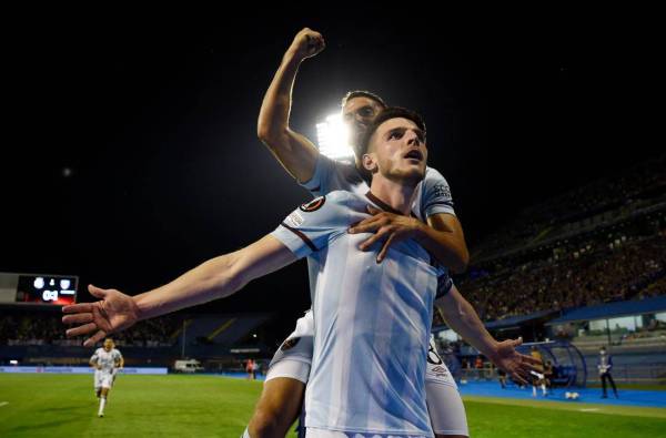 Rice diraikan pemain The Hammers dalam aksi di Stadium Maksimir. FOTO: Europa League