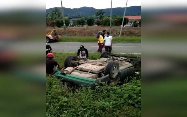Kenderaan mangsa terbalik sehingga menyebabkan mangsa tercampak keluar dan meninggal dunia dalam kemalangan di Kilometer 11, Jalan Tenom-Keningau.