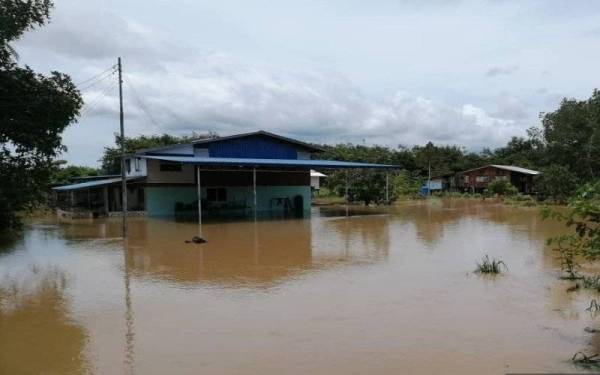 Hujan lebat berterusan sejak tengah hari semalam mengakibatkan tiga daerah di Sabah iaitu Kota Kinabalu, Penampang dan Putatan sekali lagi dilanda banjir kilat - Foto Bernama