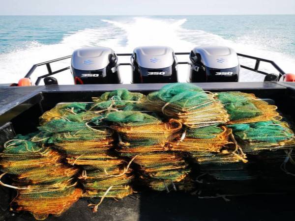 Maritim Malaysia Perak merampas bubu naga yang dipasang di perairan Pulau Pasir Hitam, dekat Lumut pada Khamis. Foto: Ihsan Maritim Perak