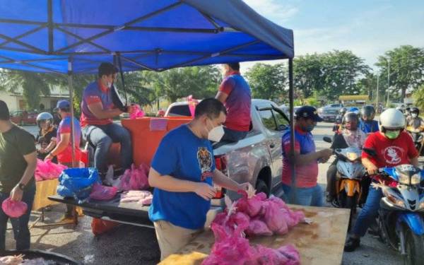 Sebanyak 300 ekor ayam dan 500 kg ikan kembung dijual dalam Program Jualan Amal Harga Bantu Rakyat di Meru, Klang pada Khamis.