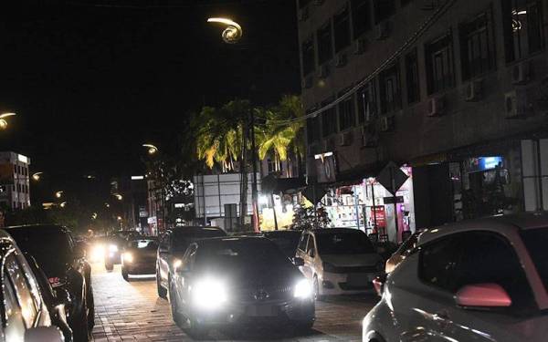 Hampir sebahagian besar premis perniagaan di Jalan Pantai Chenang mula beroperasi sejak Khamis dan keadaan jalan di situ mula dipenuhi kenderaan. - Foto Bernama