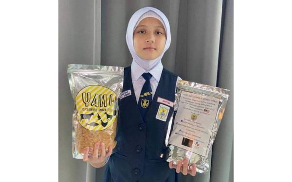 Maryam menunjukkan makanan haiwan hasil inovasinya daripada kulit udang dan siput sedut yang dinamakan Yam 2.0.