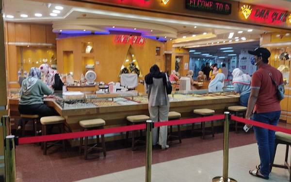 Jumlah pengunjung ke kedai emas di Kompleks PKNS Shah Alam dijangka meningkat berikutan penurunan harga emas kepada RM236 segram pada Jumaat