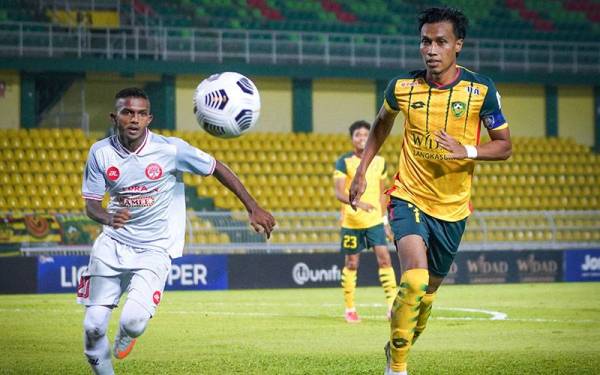 Aksi Baddrol (kanan) ketika aksi menentang Terengganu FC di Darul Aman. - Foto Kedah Darul Aman FC