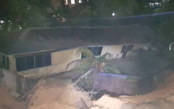 Tanah runtuh di belakang rumah teres dua tingkat di Kemensah Height pada Jumaat.