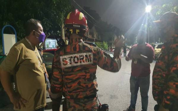 Pegawai bomba memberi penerangan kepada penduduk yang terjejas.