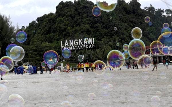 Pantai Chenang kembali bernyawa semula melalui program rintis Gelembung Pelancongan Langkawi. - Foto Bernama