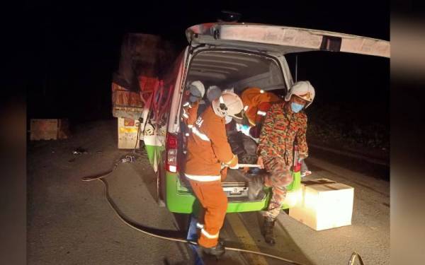 Anggota bomba membantu mengeluarkan mangsa.