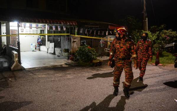 Anggota bomba melihat keadaan kediaman pada kejadian tanah runtuh yang menyebabkan 28 keluarga dari 19 buah rumah teres dua tingkat terjejas di Jalan Kemensah Height malam tadi. - Foto Bernama