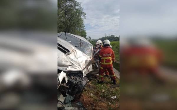 Anggota bomba sedang mengeluarkan mangsa yang tersepit dalam kemalangan di Kilometer 426.5 Lebuh Raya Utara Selatan, awal pagi Sabtu.