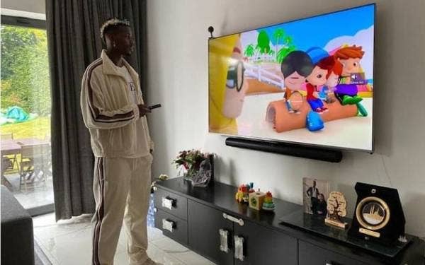 Paul Pogba memuat naik fotonya berdiri di depan televisyen menonton siri animasi Omar dan Hana. - Foto IG Paul Pogba.