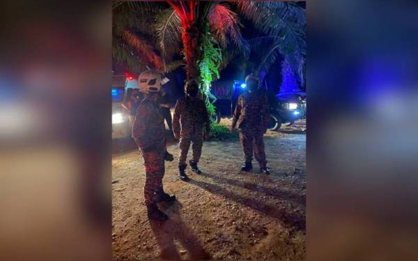 Tiga anggota bomba sedang bersedia untuk mengemas kelengkapan selepas selesai operasi menyelamat di Bukit Mor, Muar tengah malam Jumaat