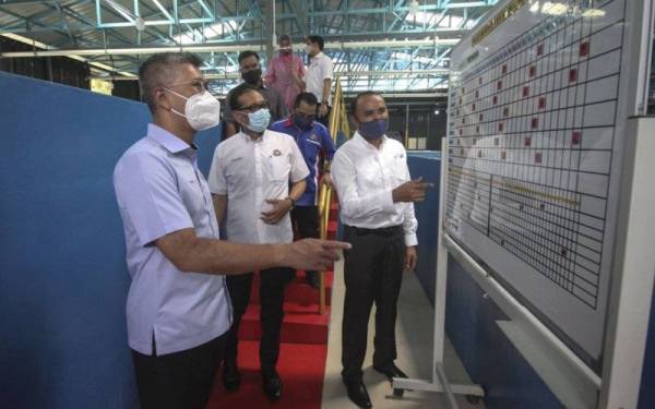 Menteri Kewangan Tengku Datuk Seri Zafrul Tengku Abdul Aziz (kiri) ketika hadir lawatan Jelajah Sempena Penyediaan Bajet 2022 di ternakan ikan kelah bertempat di Asuko Genius Sdn Bhd Kulai Johor hari ini. Turut kelihatan, Pengarah Urusan Asuko Sdn Bhd Datuk Mohd Jafni Md Shukor (kanan) dan Pengerusi Jawatankuasa Pertanian, Industri Asas Tani & Kemajuan Luar Bandar Negeri Johor Datuk Samsolbari Jamali (tengah). - Foto Bernama