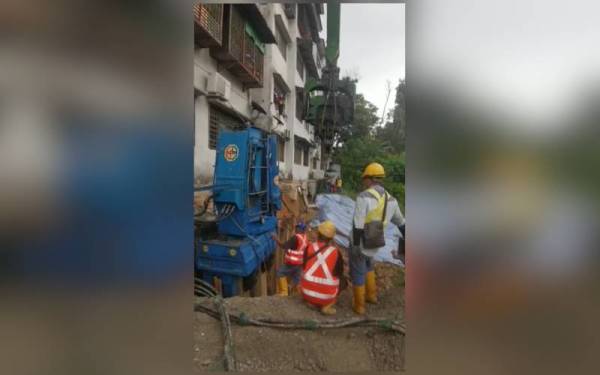 Kerja-kerja pembaikan masih dijalankan di lokasi runtuhan tebing dan tanah berhampiran Blok J, Rumah Pangsa Sri Cempaka pada Sabtu.