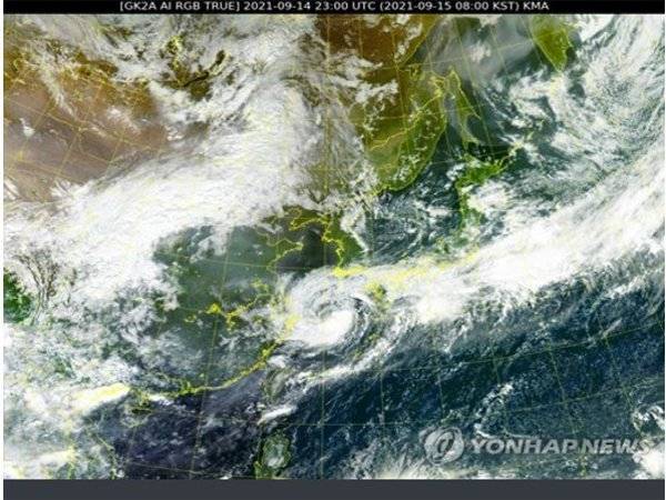 Taufan Chanthu yang membadai Jepun menyebabkan sekurang-kurangnya lima orang cedera selain 49 penerbangan terpaksa dibatalkan, lapor media pada Sabtu. - Foto Bernama