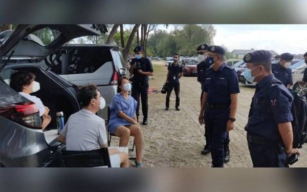 Arjunaidi membuat tinjauan pematuhan prosedur operasi standard (SOP) Fasa Dua Pelan Pemulihan Negara (PPN) di Pantai Bagan Lalang, Sepang pada Sabtu.