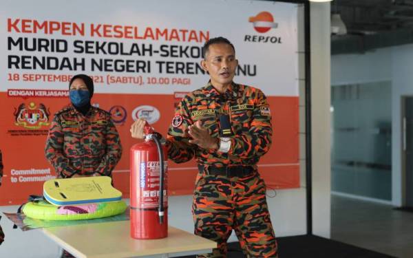Sebahagian daripada demonstrasi yang dilakukan pihak bomba sepanjang kempen keselamatan yang diadakan secara dalam talian di TD1303 di Kuala Terengganu.