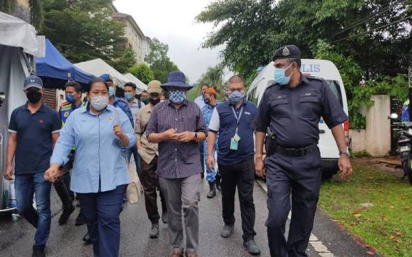 Dr Latiff melakukan lawatan ke lokasi kejadian tanah runtuh di Jalan Kemensah Heights pada Sabtu.