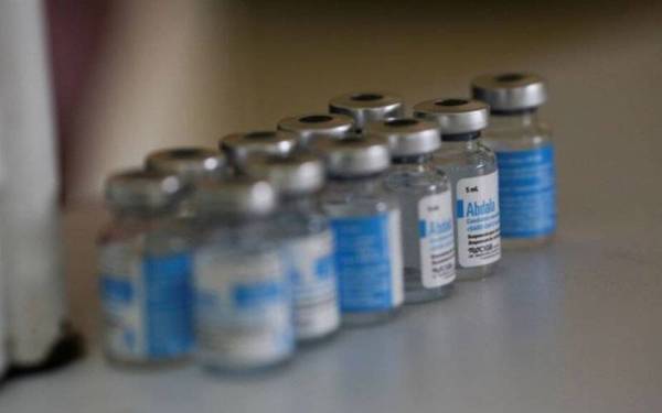 Kerajaan memaklumkan vaksin tersebut diluluskan bagi penggunaan kecemasan untuk mengawal penularan Covid-19.- Foto fail Reuters