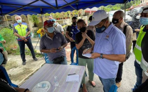 Takiyuddin melawat lokasi kejadian tanah runtuh di Kemensah Height, Ampang hari ini.- Foto Bernama