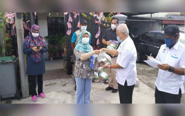 Hassan menyampaikan sumbangan kepada ibu tunggal dan keluarga yang terputus bekalan makanan di Taman Kota Puteri, Pasir Gudang, pada Ahad.