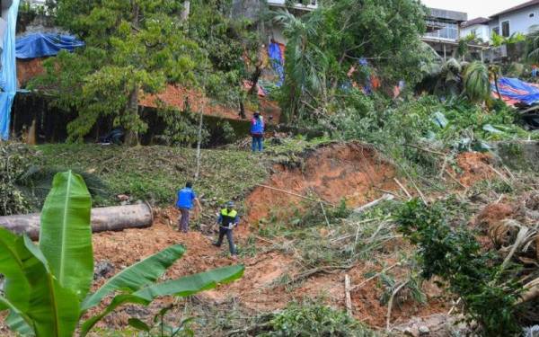 Kerja-kerja baik pulih giat dijalankan di sekitar lokasi kejadian tanah runtuh di Jalan Kemensah Height hari ini. - Foto Bernama