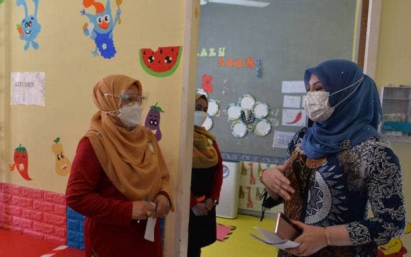 Rina (kanan) beramah mesra dengan Pengusaha Taska Nur Hidayu, Sabariah Abu ketika meninjau dan pemantauan taska yang akan beroperasi dalam negeri-negeri Fasa Satu dan Dua PPN bermula esok di Taman Mawar Perdana, Bandar Baru Salak Tinggi hari ini. - Foto Bernama