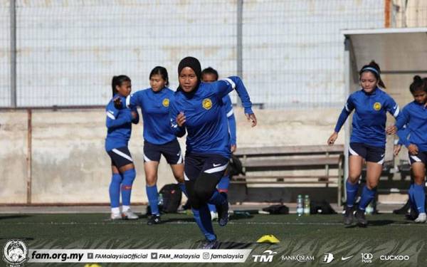 Skuad bola sepak wanita negara ketika menjalani sesi latihan di Stadium Al-Ibreh, Palestin sehari sebelum aksi menentang Thailand. -Foto: FAM