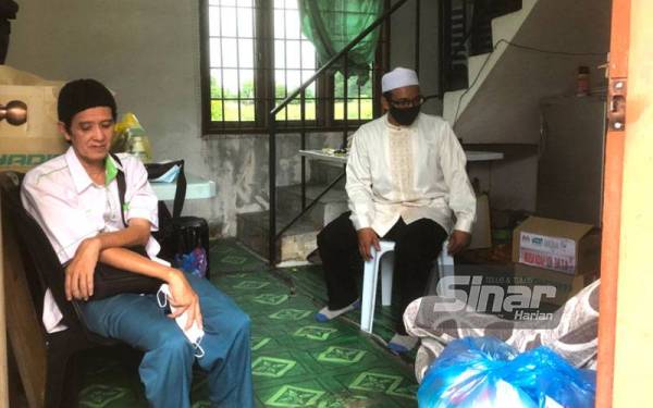 Pengerusi Pertis Kelantan, Mohd Nazri (kiri) duduk di kerusi di dalam bangunan pejabat yang serba daif di Beris Kubur Besar, Bachok.