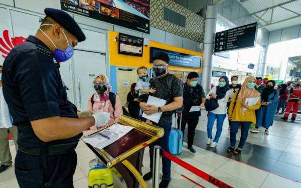 Penumpang pesawat mendaftar masuk di kaunter sebelum memulakan perjalanan dari Ipoh ke Pulau Langkawi. - Foto Bernama