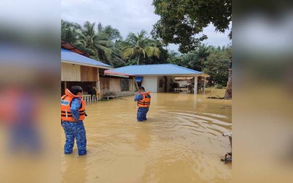 Rumah penduduk di Kampung Rantau Panjang dinaiki air berikutan hujan berterusan pada Ahad.