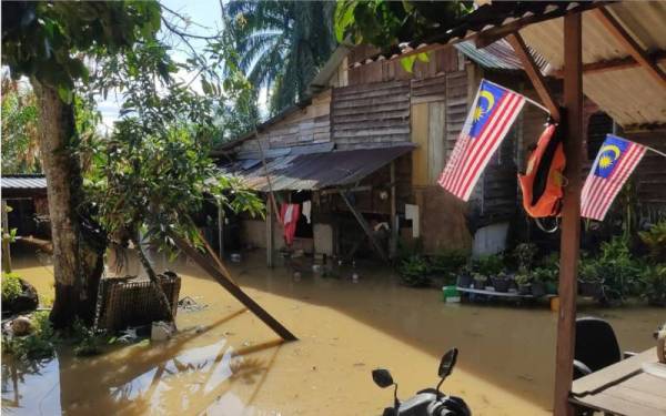 Antara rumah penduduk di Kampung Rantau Panjang dinaiki air pada Isnin.