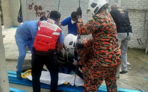 Anggota bomba berjaya membawa turun mangsa.