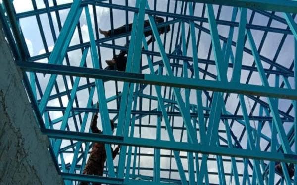 Mangsa terbaring di bahagian atas rumah itu selepas dipercayai terkena renjatan elektrik.