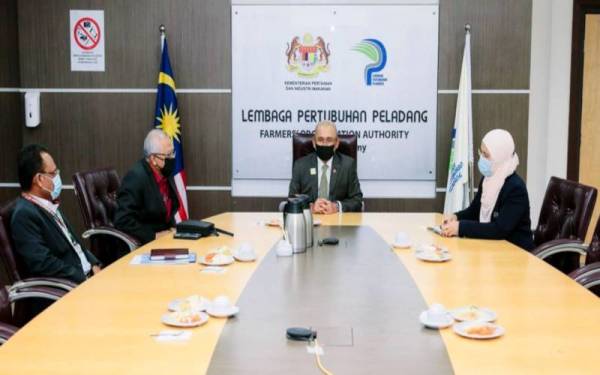 Kiandee (dua dari kanan) ketika mengadakan pertemuan dengan Zambri (tiga dari kanan).