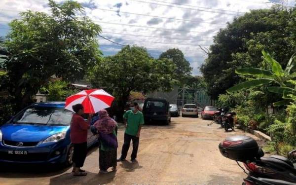 Jalan raya di kawasan taman perumahan dipenuhi lumpur selepas banjir melanda pada Sabtu lalu.