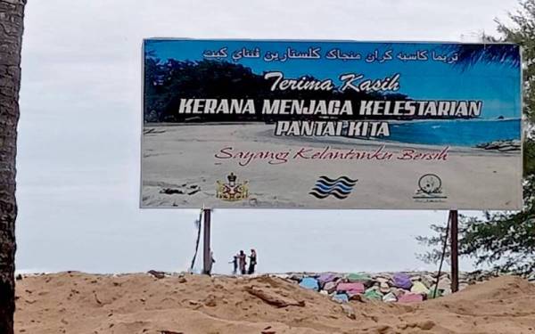 Papan tanda oleh kerajaan Kelantan yang sentiasa mengingatkan rakyat supaya menjaga kebersihan lokasi pelancongan Pantai Irama Bachok. - Foto ihsan pembaca