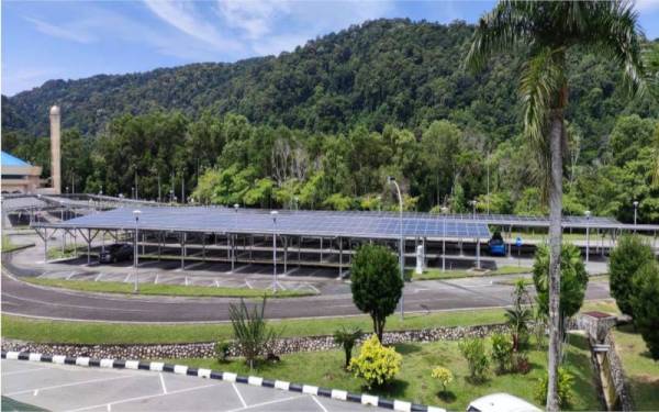 Panel solar yang dipasang pada bumbung tempat letak kereta UiTM Cawangan Terengganu kampus Dungun.