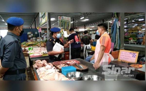 Penguat kuasa KPDNHEP ketika melakukan pemeriksaan dan pemantauan sekitar pasar awam di Pulau Pinang.