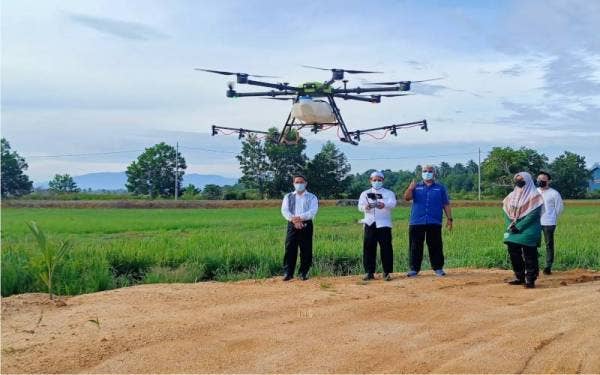 Tuan Mohd Saripudin (dua dari kiri) merasmikan demonstrasi pengendalian dron di Kampung Jelor, Selising, Pasir Puteh pada Selasa.