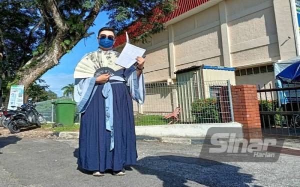 Bryan berkongsi rasa teruja menerima suntikan vaksin dengan mengenakan hanfu hadir ke PPV Dewan Bandaran Kinta, Batu Gajah pada Selasa.