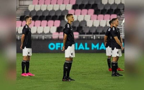 Romeo ketika melakukan penampilan profesional pertamanya.